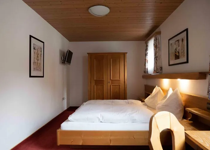 Haus Tanneck 招待所 *